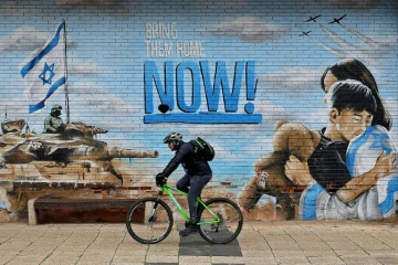 Un graffiti appelant à la libération des otages israéliens à Gaza dans la ville de kfar Saba le 24 janvier 2025