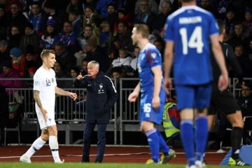 Le sélectionneur de l'équipe de France Didier Deschamps donne des instructions lors du match contre l'Islande en qualif pour l'Euro-2020, le 11 octobre 2019 à Reykjavik