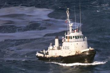 Un remorqueur de haute mer de la Marine française, le Buffle, équipé d'un "transec" pour tenter d'aspirer directement le fioul lourd, travaille le 15 décembre 1999 sur la nappe de 10.000 à 12.000 tonnes, après le naufrage du pétrolier maltais Erika au large du sud-Finistère
