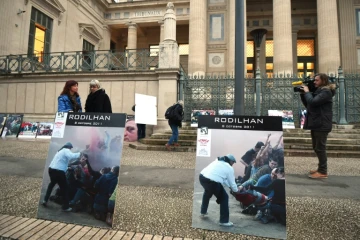 Des militants anti-corrida devant le palais de justice de Nîmes le 14 janvier 2016