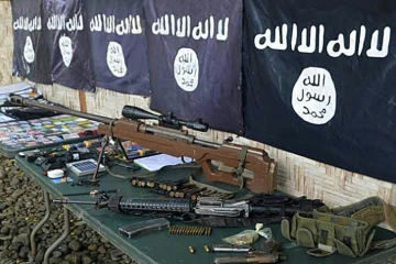 Drapeaux du groupe Etat islamique et des armes appartenant à des combattants revendiquant leur appartenance à cette organisation. Photo prise le 26 novembre 2015
