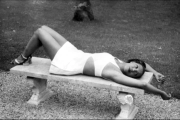 L'artiste franco-américaine Joséphine Baker prend la pose à Castelnaud-la-Chapelle (sud-ouest de la France) dans les années 1920