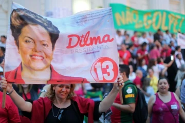 Des sympathisants du Parti des travailleurs (PT) manifestent leur soutien à Dilma Rousseff le 31 mars 2016 à Curitiba 