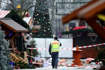 Un policier traverse le marché de Noël attaqué par un camion-bélier à Berlin, le 20 décembre 2016
