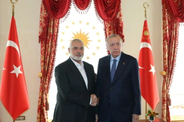 Photo transmise par la présidence turque le 20 avril 2024 montrant le président turc Recep Tayyip Erdogan (D) aux côtés du  chef du Hamas, Ismaïl Haniyeh lors d'un entretien à Istanbul

