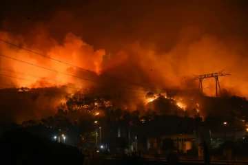 Des flammmes s'élèvent le 11 août 2016 au dessus des Pennes-Mirabeau, près de Marseille 