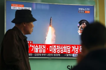 Image diffusée par la télévision sud-coréenne, le 5 avril 2017 à Séoul, d'un tir de missile nord-coréen