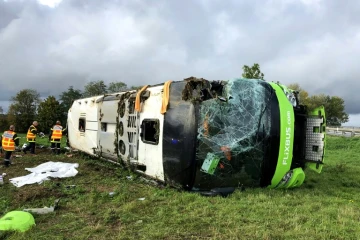 Des secours arrivent sur les lieux de l'accident d'autocar près de Berny-en-Santerre (nord), le 4 novembre 2019