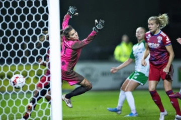 L'attaquante norvégienne de Lyon Ada Hegerberg (d) marque sur le terrain des Danoises du Fortuna Hjorring, le 16 octobre 2019  