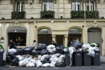 Des poubelles qui débordent dans une rue à Paris, le 8 octobre 2015