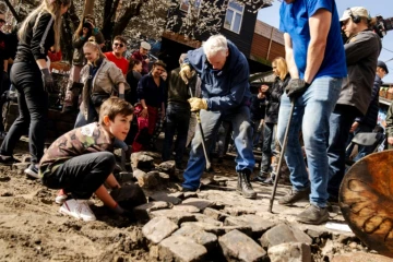 Des habitants du quartier de Christiania dépavent Pusher Street, l'artère principale de cet ancien paradis hippie niché au cœur de Copenhague, où le cannabis était en vente libre, le 6 mars 2024