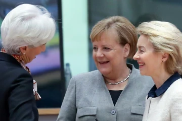 (de G à D): la présidente de la BCE Christine Lagarde s'adresse à la chancelière allemande Angela Merkel et à la présidente  de la commission européenne Ursula von der Leyen, à l'ouverture du sommet européen à Bruxelles le 13 décembre 2019