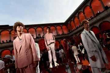 Des mannequins présentent la collection de la maison italienne Ermenegildo Zegna, le 16 juin 2017 à Milan