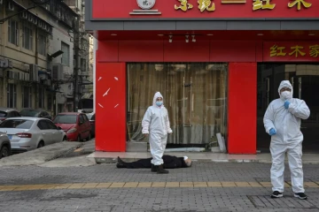 Un homme sans vie, non loin d'un hôpital, le 30 janvier 2020 à Wuhan 