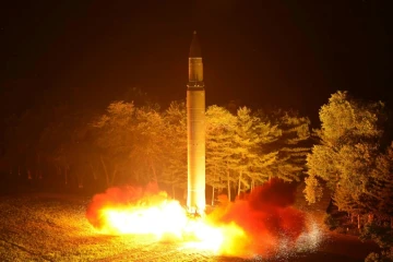 Photo fournie le 29 juillet 2017 par l'agence nord-coréenne montrant le tir d'un missile Hwasong-14 depuis un lieu non précisé