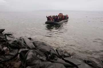 Des migrants sur une embarcation à Mytilène en Grèce le 23 septembre 2015