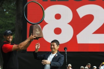 L'Américain Tiger Woods pose avec son trophée après sa victoire au Zozo Championship, le 82e titre PGA de sa carrière, le 28 octobre 2019 à Inzai 
