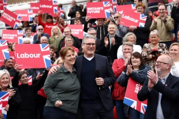 Le chef du Parti travailliste Keir Starmer félicite la nouvelle élue des East Midlands Claire Ward, à Mansfield Mansfield, dans le centre de l'Angleterre le 4 mai 2024