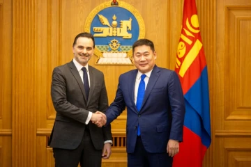 Le ministre français délégué chargé du Commerce extérieur Laurent Saint-Martin et le Premier ministre mongol Luvsannamsrain Oyun-Erdene, se serrent la main lors d'une réunion à Oulan-Bator le 17 janvier 2025