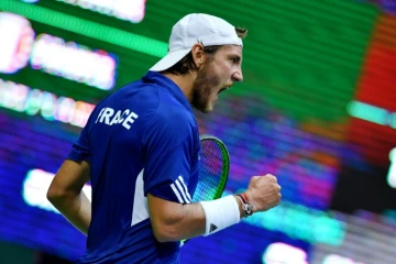 Le Français Lucas Pouille face au Croate Marin Cilic en demies de Coupe Davis, le 16 septembre 2016 à Zadar 