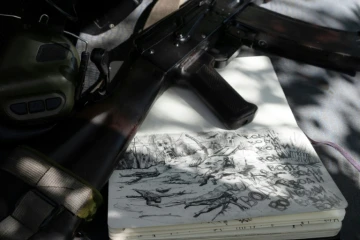 Des dessins du pilote de drone ukrainien Andriï, "Roy" de son nom de guerre, sur une position près de Chasiv Yar, dans la région de Donetsk, le 1er mai 2024