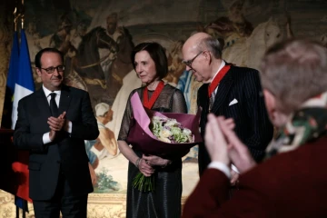 Le couple de collectionneurs Marlene (c) et Spencer (d) Hays en compagnie de François Hollande (g), samedi 22 octobre 2016 à l'Elysée