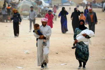Des Syriens qui ont fui les jihadistes de l'EI à Raqa, arrivent au camp de Aïn Issa, le 28 avril 2017