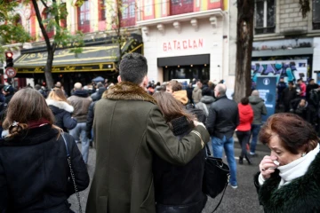 Des personnes rassemblées devant le Bataclan, le 12 novembre 2016 à Paris, pour marquer le premier anniversaire des attentats du 13 novembre 2015