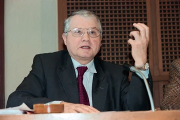 Luc Montagnier, prix Nobel de médecine 2008, pour la découverte du virus du sida, le 12 février 1997 à Paris
