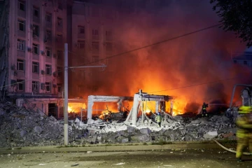 Des pompiers luttent contre un incendie dans un bâtiment après une frappe russe, le 28 juillet 2023 à Dnipro, en Ukraine