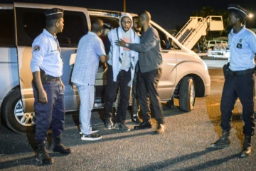 Le jihadiste Peter Cherif (au centre) sort d'une voiture à Djibouti le 22 décembre 2018 avant d'être extradé en France
