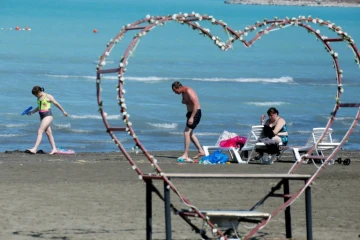 Des touristes sur la plage d'une station thermale à Priozersk, ancienne ville secrète située sur les rives du lac Balkhash,le 17 juin 2024 au Kazakhstan