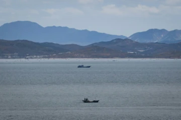Des bateaux de pêche non identifiés devant les côtes de la Corée du Nord vus depuis l'île sud-coréenne de Yeonpyeong, le 24 avril 2018