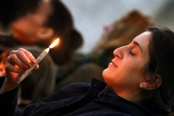 Une chrétienne irakienne tient un cierge lors de la messe de Noël à l'église Saint John de Qaraqosh, le 25 décembre 2016