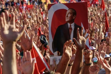 Le portrait de Mustafa Kemal Atatürk, brandi lors de la manifestation de l'opposition le 24 juillet 2016 place Taksim à Istanbul