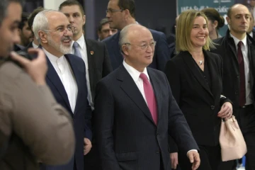 Le secrétaire général de l'AIEA, Yukiya Amano (c), le ministre iranien des Affaires étrangères, Mohammad Javad Zarif (d) et la chef de la diplomatie européenne Federica Mogherini, le 17 janvier 2016 à Vienne
