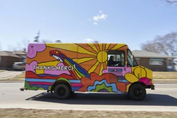 L'un des 37 camions de livraison de la Poste canadienne, repeint de couleurs vives pour apporter un peu de lumière dans la grisaille de la pandémie, circule le 12 mars 2021 à London (Ontario)