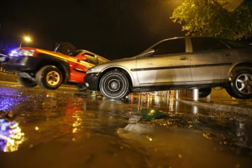 Une voiture est bloqué dans une rue qui a été inondée par les intempéries à Nice, le 3 octobre 2015