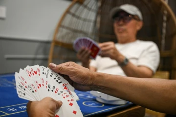 Tang Songyuan (d), qui a ouvert un club de "lancer d'oeufs", un jeu de cartes populaire en Chine, le 15 août 2024 à Hangzhou