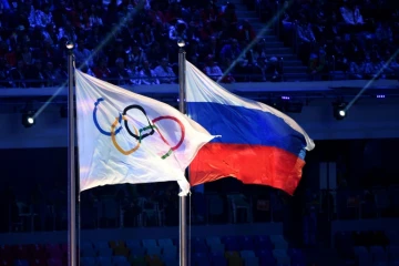Le drapeau olympique et le drapeau russe lors de la cérémonie d'ouverture des Jeux olympiques d'hiver de Sotchi le 23 février 2014