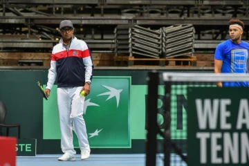 Le capitaine Yannick Noah supervise l'entraînement de ses joueurs, dont Jo-Wilfried Tsonga, le 21 novembre 2017 à Villeneuve-d'Ascq, en vue de la finale de la Coupe Davis
