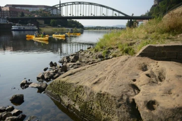 La "Pierre de famine" à Decin, en République tchèque, visible le 29 août 2018 en raison du faible niveau de l'eau de l'Elbe