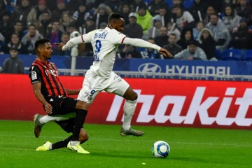 L'attaquant de Lyon Moussa Dembélé (d) tente d'échapper au défenseur niçois Christophe Hérelle, le 23 novembre 2019 à Décines-Charpieu  