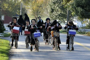 Des fillettes amish, une communauté vivant de façon simple et à l'écart de la vie moderne, à Leola, en Pennsylvanie, le 1er novembre 2011