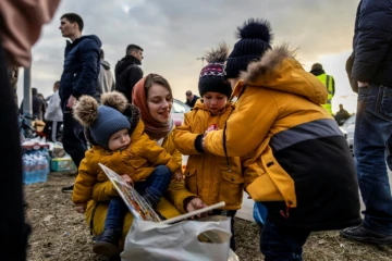 Des réfugiés Ukrainiens arrivent à Medyka, à la frontière polonaise, le 26 février 2022
