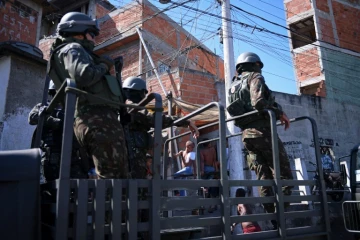 Militaires en patrouille dans la favela d'Alemao, à Rio de Janeiro, le 20 août 2018
