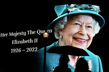 Un portrait géant de la reine Elizabeth II à Picadilly Circus, à Londres, après l'annonce du décès de la souveraine à l'âge de 96 ans, le 8 septembre 2022