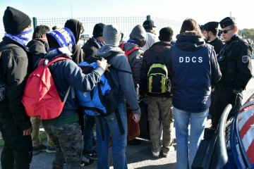 Des migrant mineurs s'apprêtent à quitter en bus la "Jungle" le 28 septembre 2016 à Calais