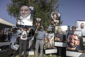 Des proches d'Israéliens retenus en otages dans la bande de Gaza, se rassemblent pour écouter le ministre israélien des Finances lors d'un rassemblement à Jérusalem, le 3 juin 2024