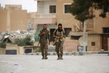 Des soldats des Forces démocratiques syriennes, à Tabqa, le 18 mai 2017